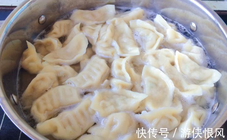 调白菜馅,不要用盐杀水或者焯水,巧用一招,饺子好吃还营养高
