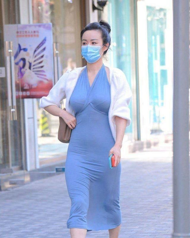 美女 漂亮的美女,穿着蓝色的挂脖子裙,穿着直率的美!