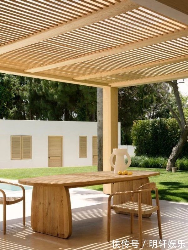 大宅|300㎡自然原木风大宅,盛开鲜花的院子,365天不出门也不嫌闷!