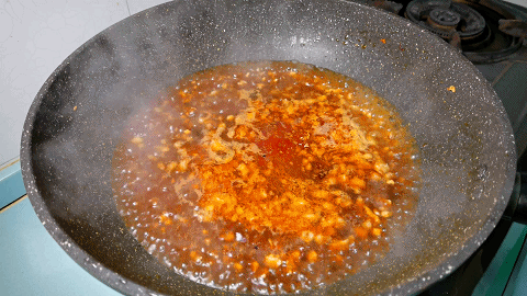 豆腐里打入两个鸡蛋，再用砂锅一焖，香嫩爽滑，最后汤汁都不想剩