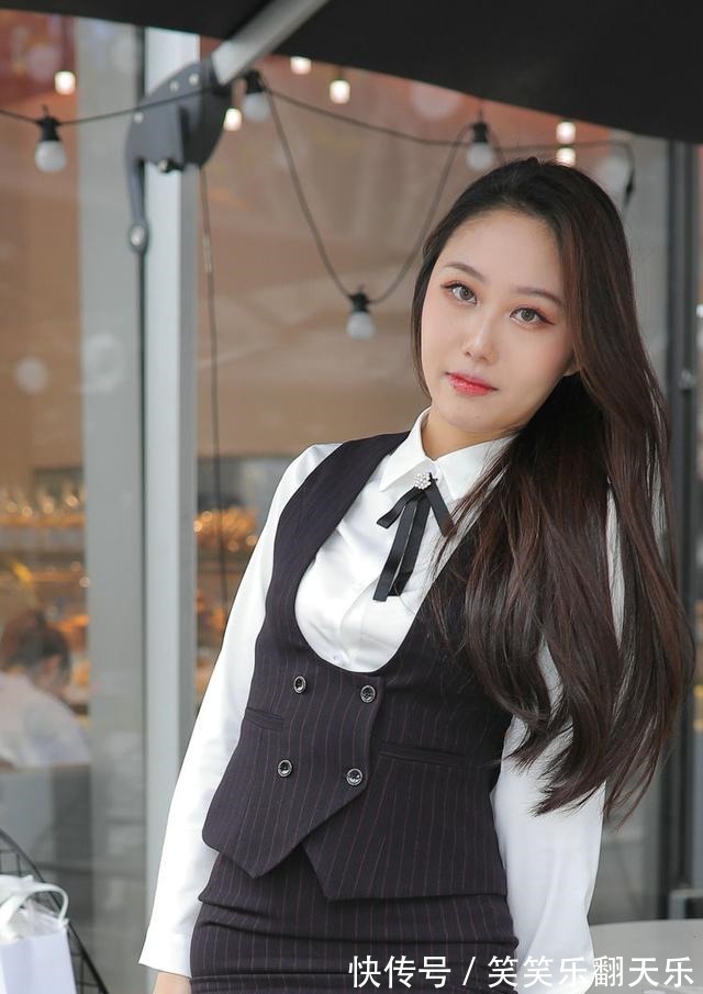 高跟鞋 职业装的搭配绝对是最吸引人的,特别的显气质,时尚且漂亮!