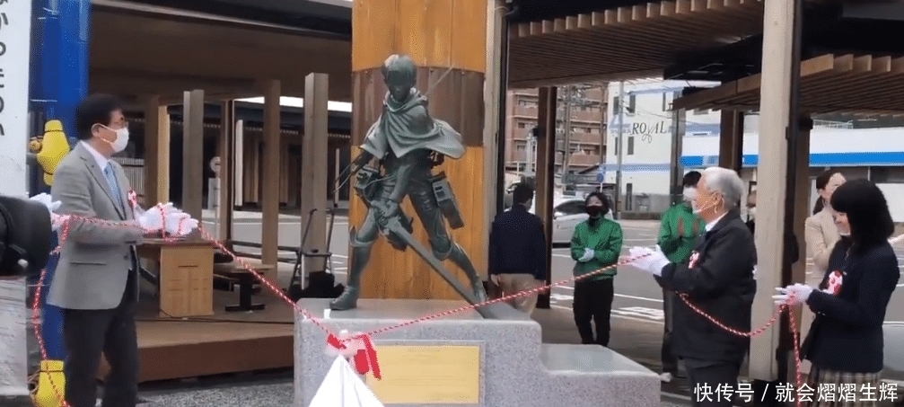 兵长铜像正式亮相,揭幕前:兵长有这么高?揭幕后:哦那没事了