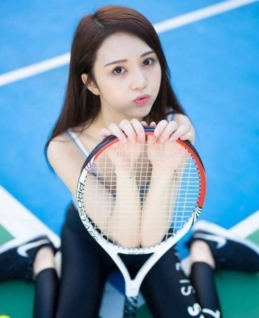 小姐姐|街拍女神富有活力的紧身打底裤小姐姐，仙女气质十足