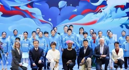 机场|穿白色卫衣走机场一点不输气场，连国外演讲都不换，太赞了！
