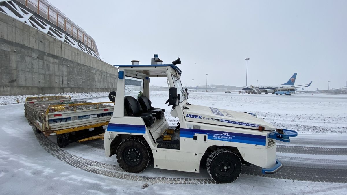 机坪|乌鲁木齐国际机场落地国内首批机坪无人驾驶行李牵引车