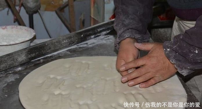 老婆婆卖大饼几十年,给孩子买房又买车