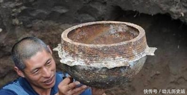 瓶子|一农民一锄头挖出一瓶子，专家惊喜地说：朱元璋的秘密可算找到了