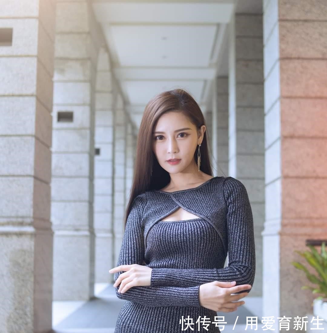 知性 优雅知性的针织连衣裙,搭配一双浅色高跟鞋,十分优雅迷人