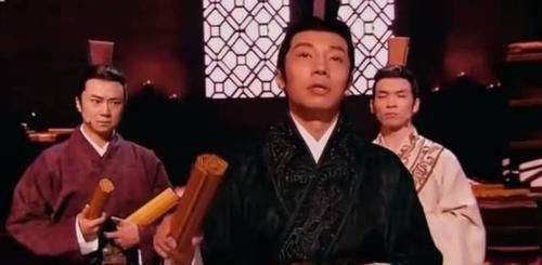 康辉的评论很尖锐,董卿教会了玩家如何表现