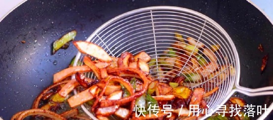 洋葱别再炒着吃了,加上一盘面条,简单一做,葱香味十足,真美味!