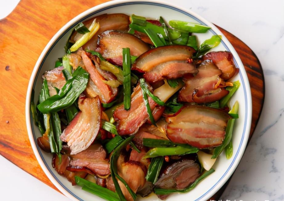 腊肉为啥一炒就硬?原来不能直接下锅炒,多加1步,腊肉香又嫩