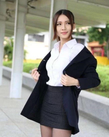街拍:美女白色衬衫搭黑色外套,配上条纹短裙,知性优雅又成熟