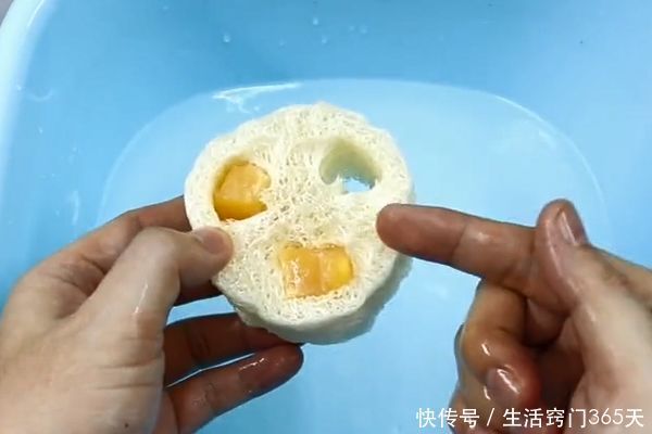 丝瓜络的生活妙用|丝瓜络上插一根棍子,太厉害了,现在知道还不算晚,涨知识了