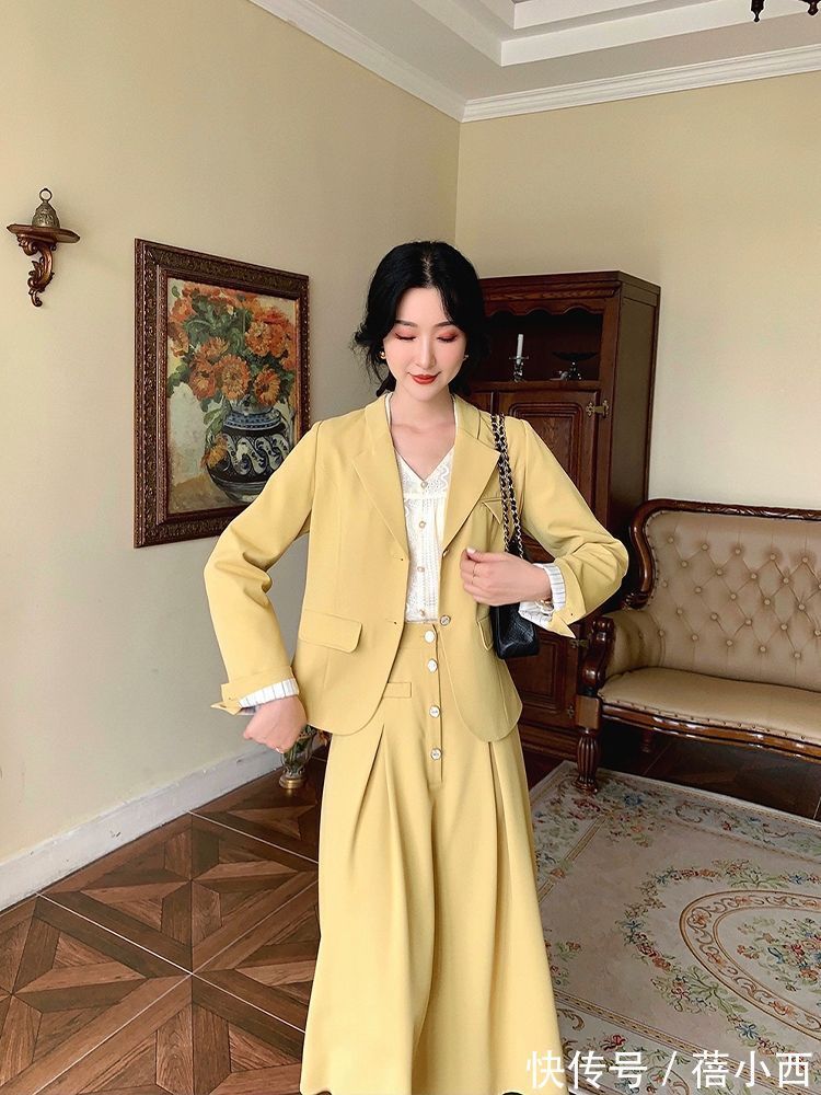 西装|真正有品味的女人，入秋第1套搭配首选“外套+裙子”，时髦又高级