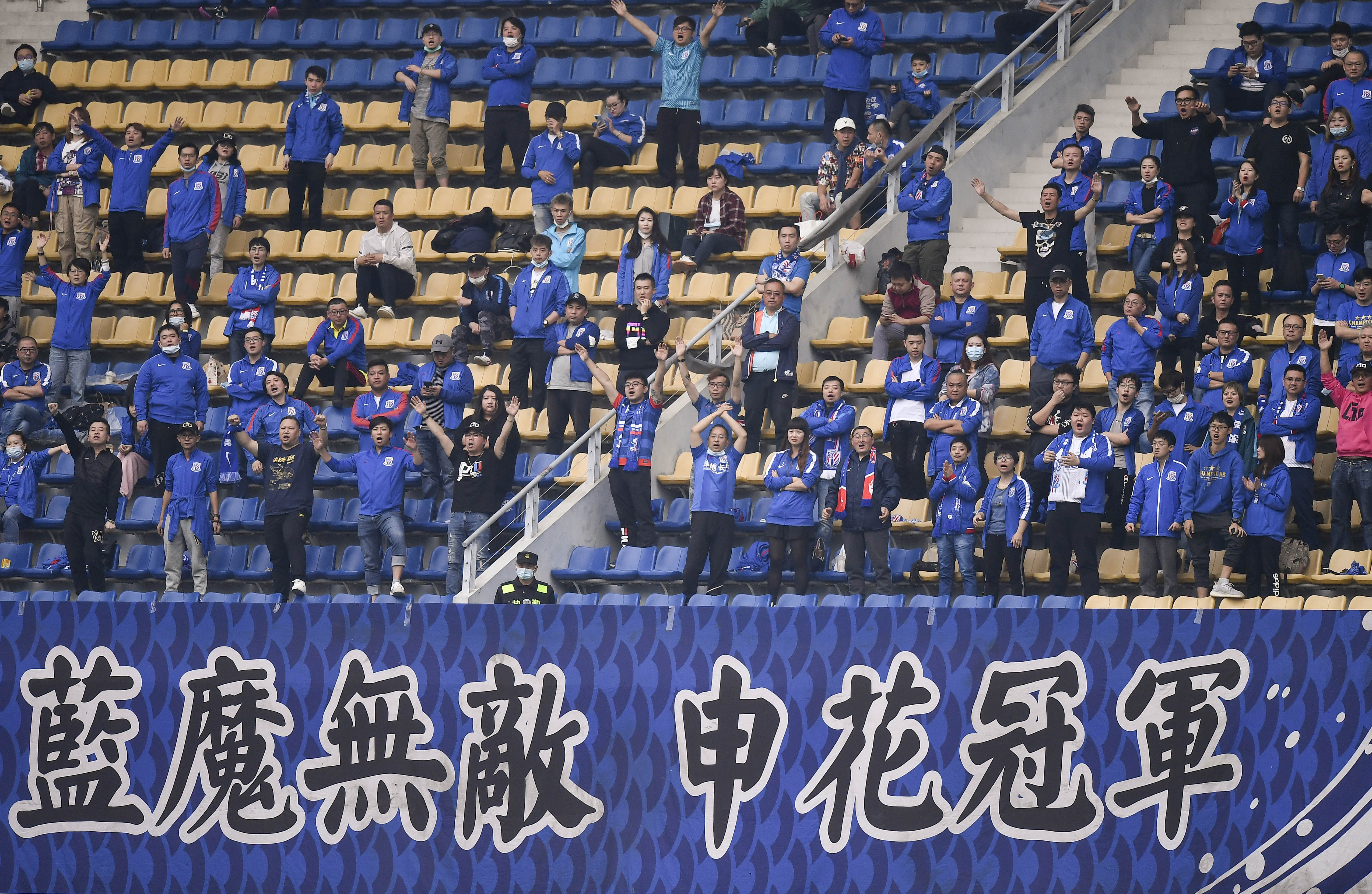 上海绿地申花对阵河北华夏幸福    11月6日,上海绿地申花队球迷在现场