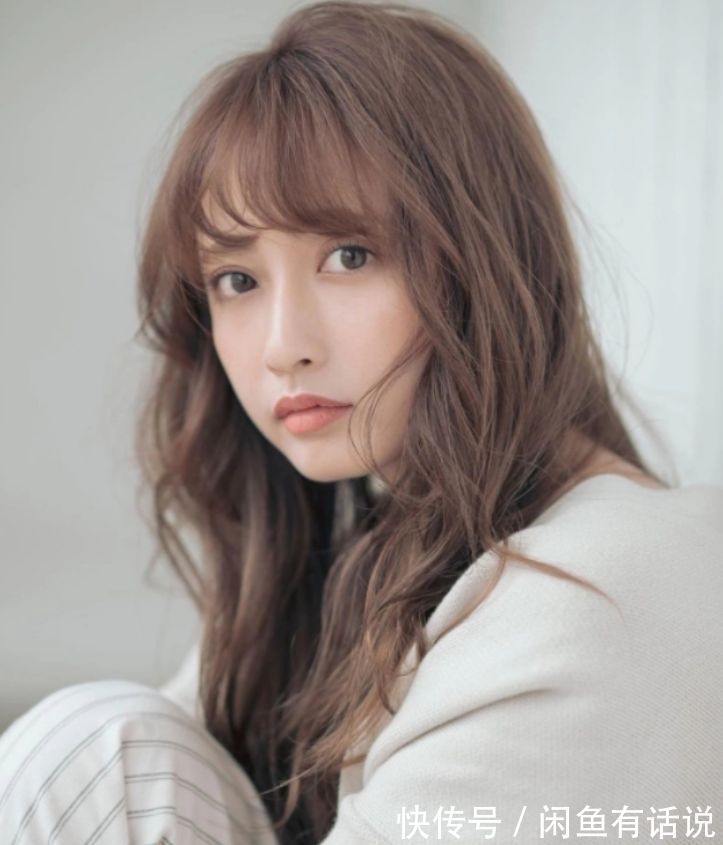 软发质 女人别总“披头散发”了,看博主对比就知道,披发和烫卷差别真大