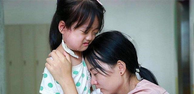 孩子|4岁女儿把手机放水里“洗”,妈妈失控之后,孩子再也没醒过来
