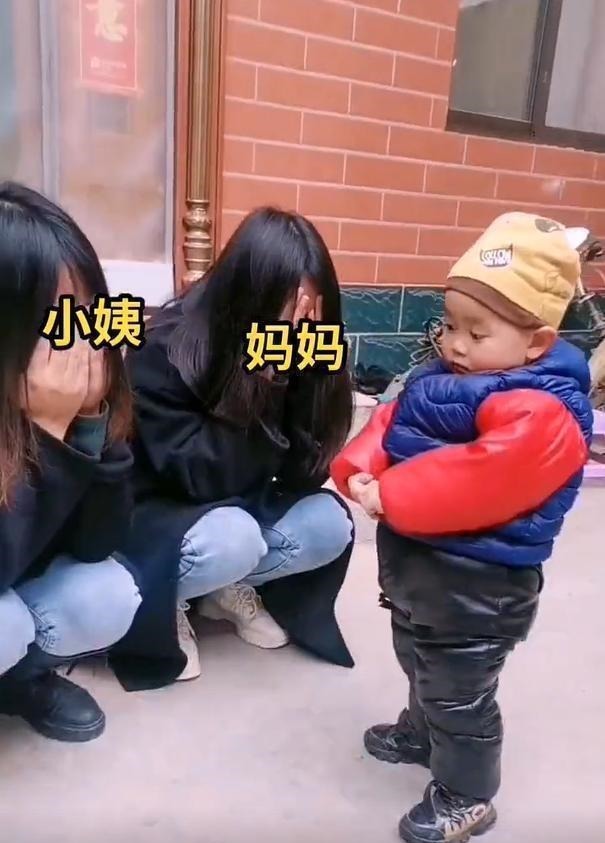 双胞胎|妈妈跟小姨是双胞胎,宝宝辨认不出的模样逗笑众人,网友:太绝了