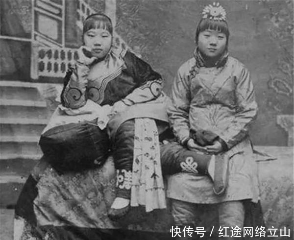 一是|晚清时期的老照片:图一是“女教师和女舍监”的合照