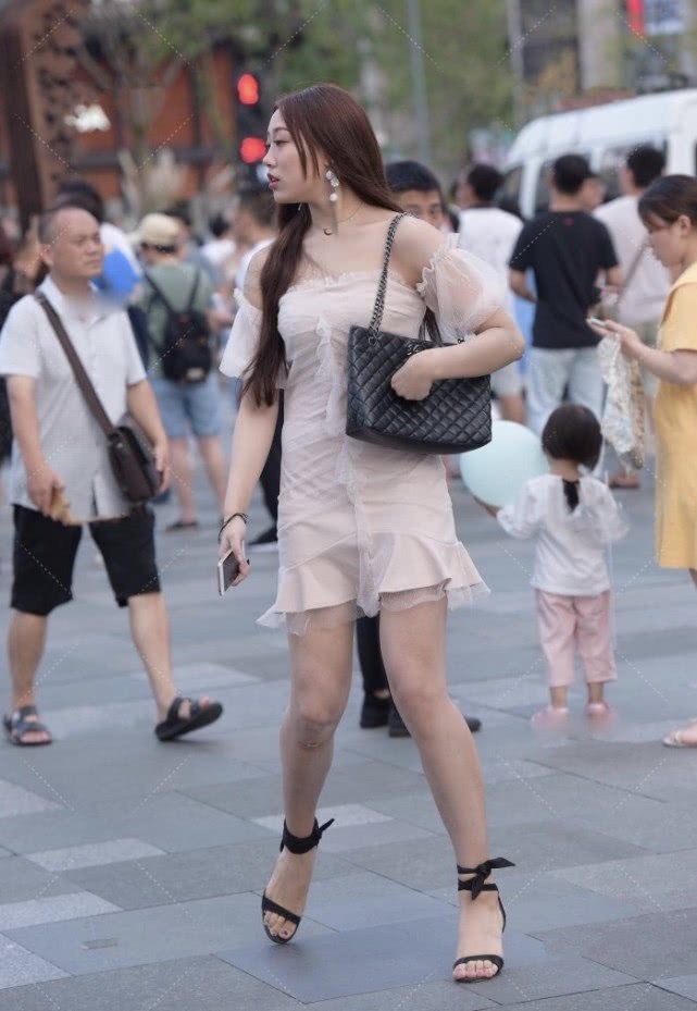 蕾丝 最近很火的黑色束脚高跟,搭配蕾丝卡其裹身裙,时尚气息光芒四射