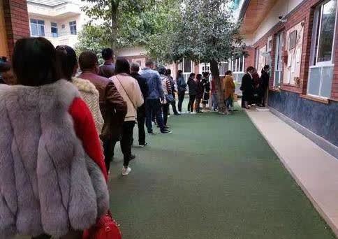 幼儿园|爸爸第一次接孩子就火了,老师一脸不信,爸爸无奈:我真是他爹