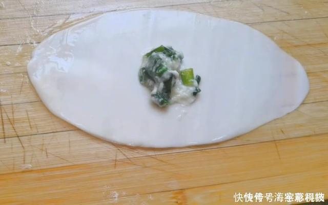 油条|早餐别再吃油条了，1块钱饺子皮，一擀一卷，5分钟解决全家人早餐