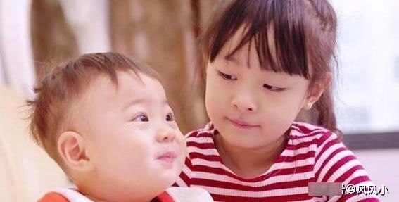 妈妈|哥哥霸占零食,弟弟智取笑喷妈妈,网友:终于找到二宝聪明原因