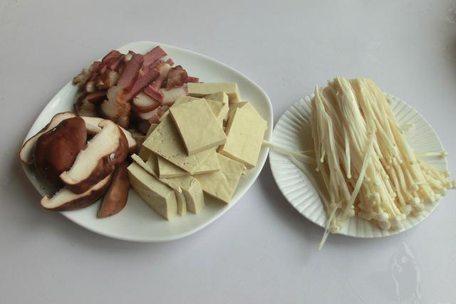 天越冷越爱吃的一锅腊肉煲,做法简单又好吃,鲜香汁美还特别下饭