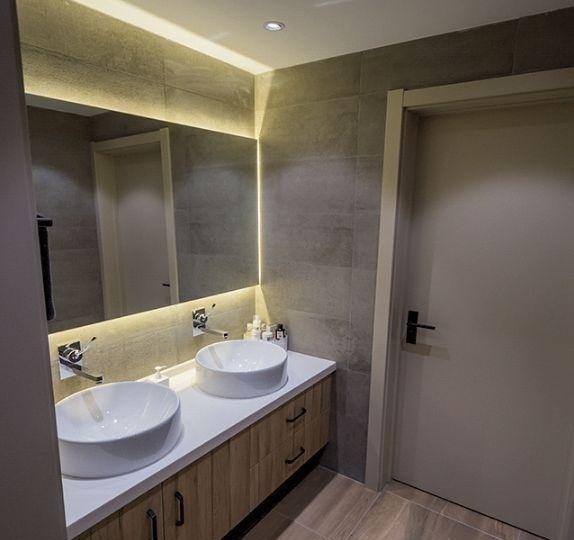 餐厅|老公非在餐厅打一排柜子,空间一下多出好几平,邻居立马学走了!