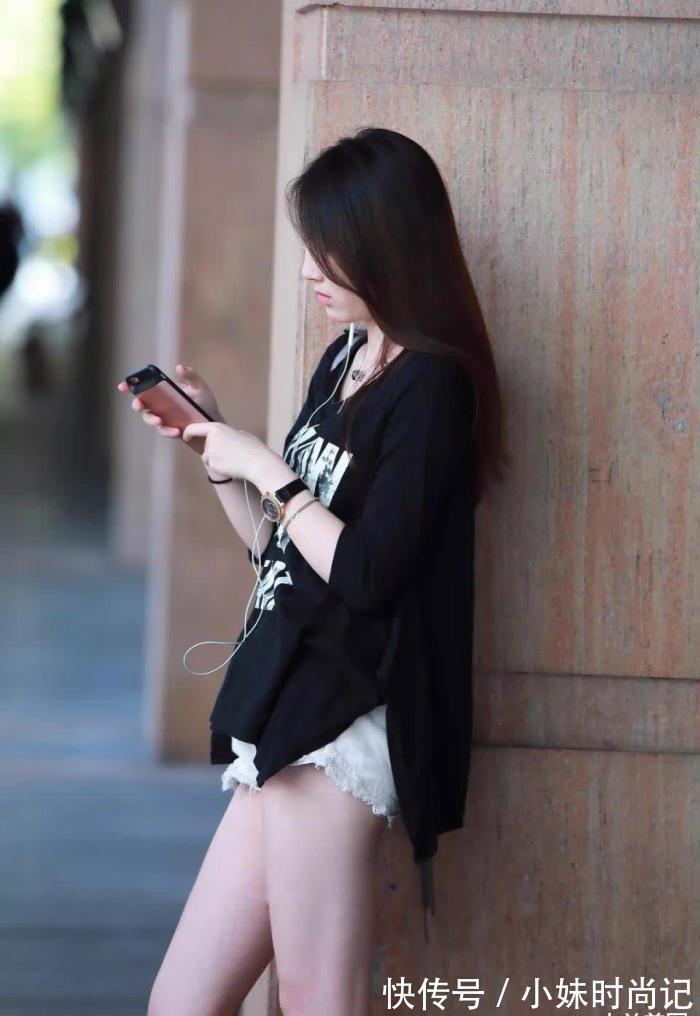 妈妈 街拍:打扮很时尚休闲的性感靓丽辣妈,当了妈妈身材一点也没走样