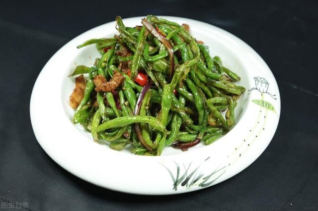 入味|炒豆角时，焯水过油都不对，教你饭店不外传做法，翠绿鲜嫩超入味