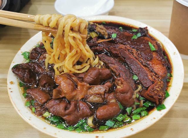 深巷里的老面馆,开了近三十年只有六张桌子,食客面里的肉真多