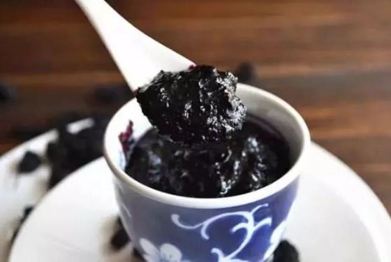 何首乌|年纪轻轻一头“白毛发”，常吃2种食物，黑发自己往外窜