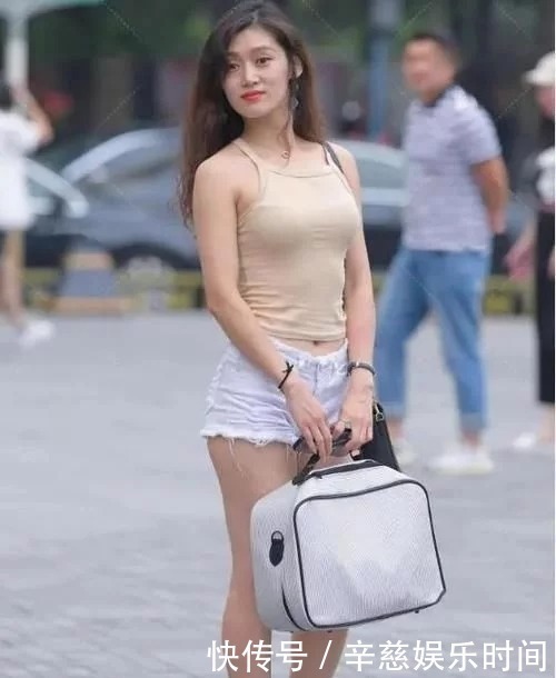 热裤|杏色小吊带+白色热裤,简洁大方,时尚又气质,尽显浓浓女人味