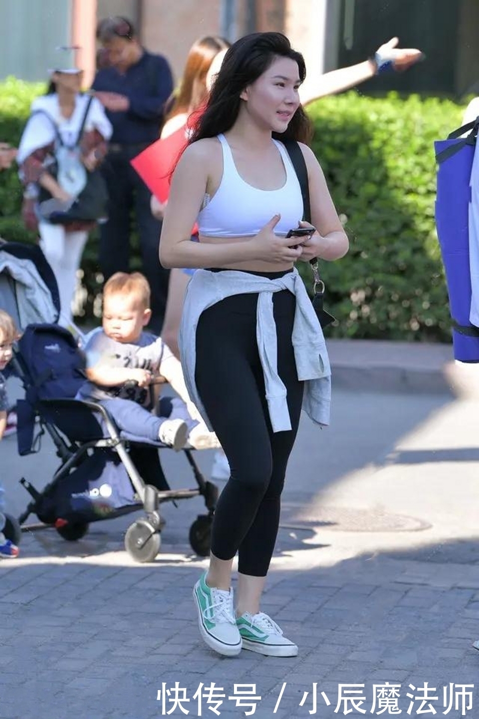 牛仔|路人街拍,牛仔热裤搭配印花衬衫,很有时尚潮人的味道