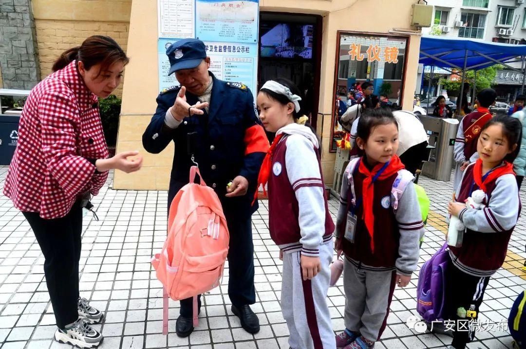 学生进校称书包重量，这波操作厉害！