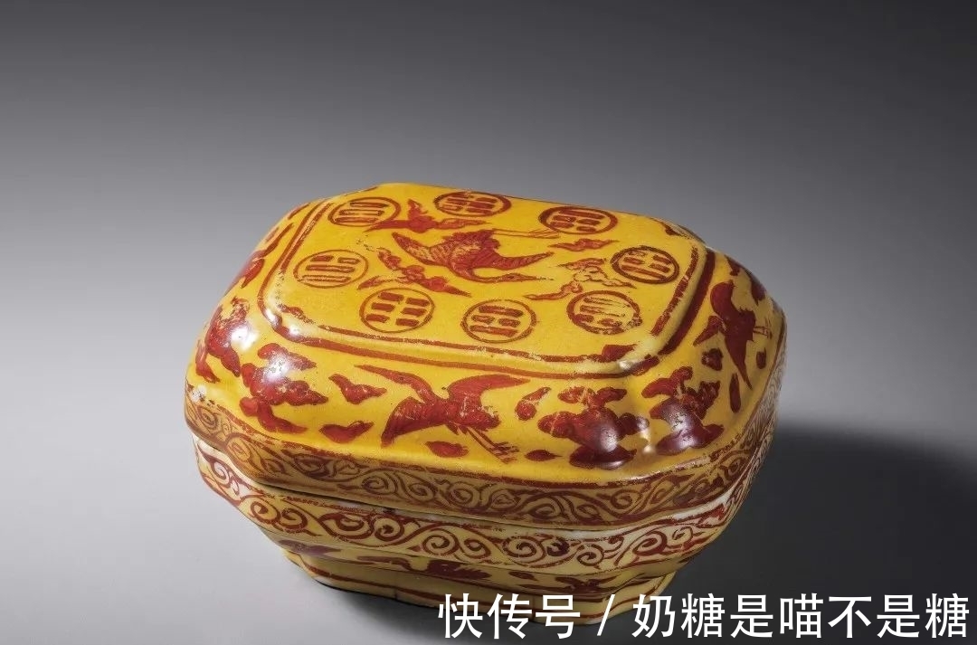 苏富比!中汉二〇二一秋拍|明嘉靖 黄地红彩云鹤八卦纹四方倭角盖盒