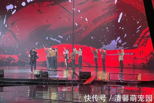 年末晚會變尷尬現(xiàn)場:座位插熒光棒充當(dāng)觀眾,七大獎無人到場領(lǐng)取