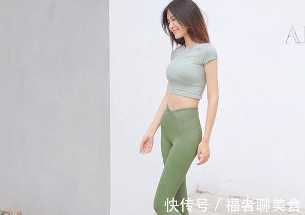 紧身|时尚街拍身材修长的紧身打底裤美女,甜美减龄尽显女人味