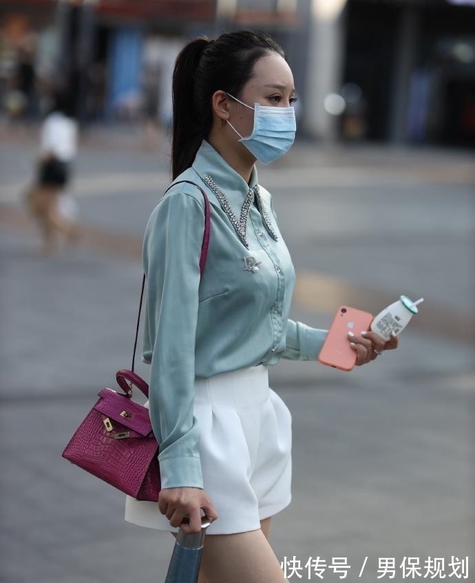 女生 气质女生的通勤风穿搭，“镶钻”衬衫加尖头鞋，气场十足！