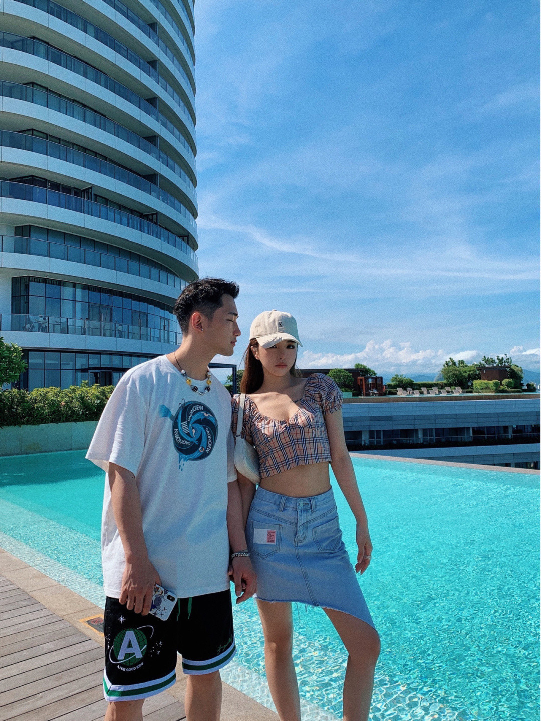 小姐姐|元气十足的小姐姐, 一件V领白衬衣配黑色百褶裙, 元气满满