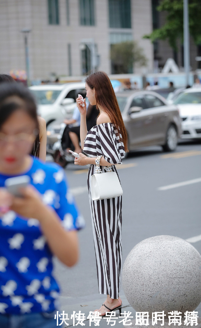 街拍 两位小姐姐都是穿连体裤, 一位很有职场范, 一位很有淑女范