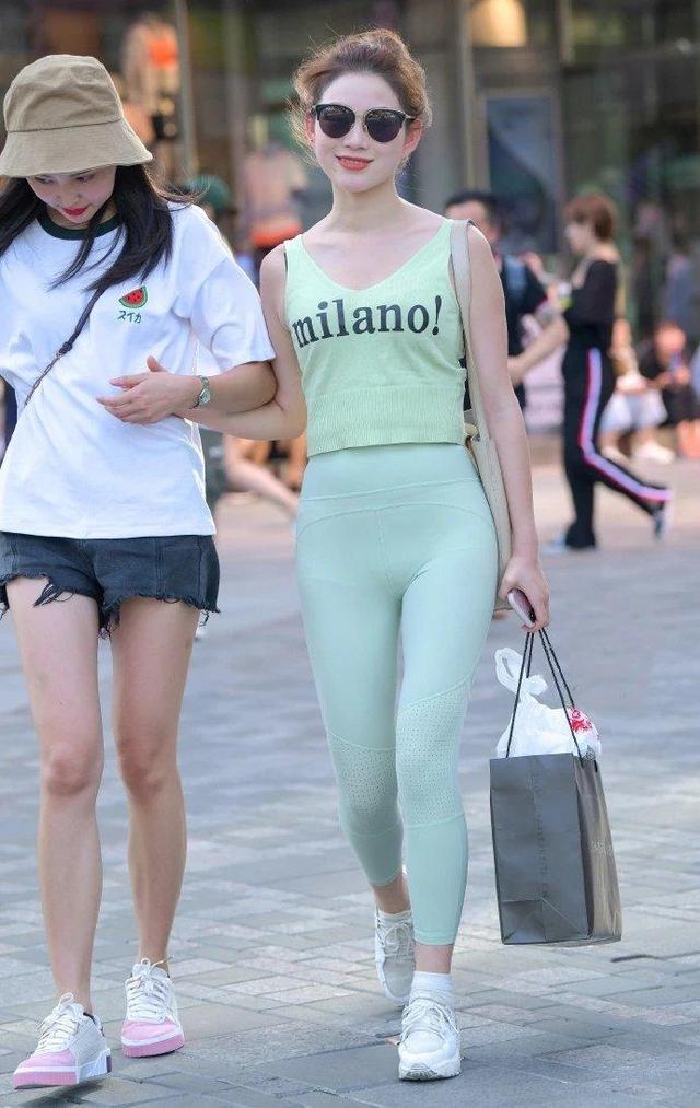 面黄肌 时髦新元素,时尚清新的“绿色运动装”,到哪都是焦点