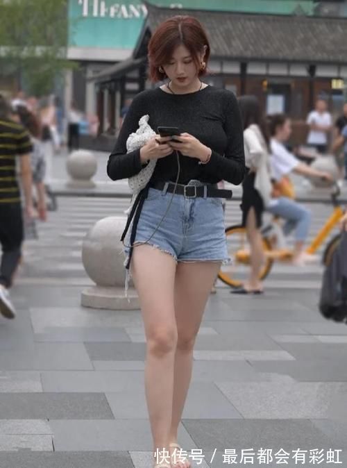 t恤|小姐姐穿黑色长袖圆领T恤，搭配“破烂”款牛仔裤，尽显青春气息