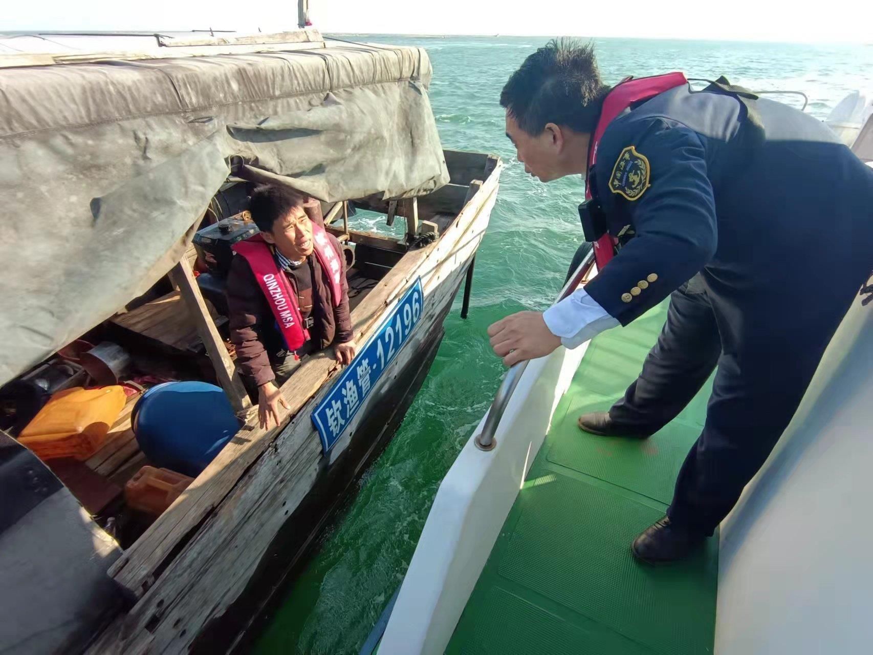 广西|广西钦州一渔船海上失动力渔民遇险 海事紧急救助