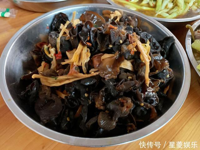 晒晒我们家的除夕年夜饭,总共9道菜,有荤有素,家人都吃得喜悦