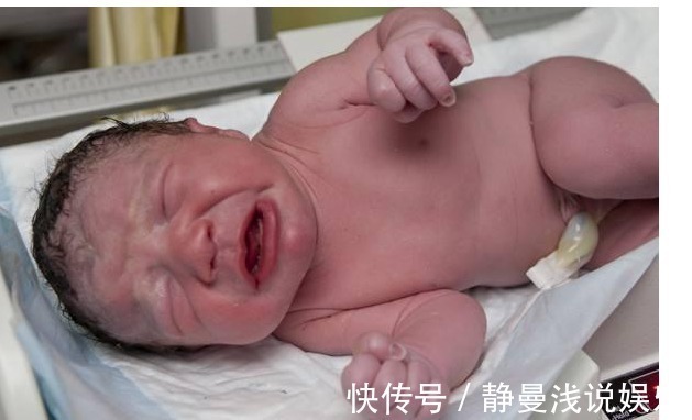 医生|婴儿面带微笑出生的,95后妈妈高兴,医生却反手打了孩子一巴掌