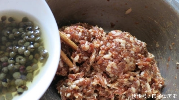 拌饺子馅，先调味还是后调味？做对了，饺子鲜嫩多汁，入味还不腥