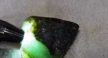 a771|在朋友店里小百捡漏的小石头,切开后让他欲哭无泪?