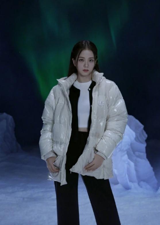 臃肿 “羽绒服+九分裤”=今年秋冬最时髦穿搭,显高显瘦,明星都在穿